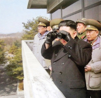 2012年3月3日、板門店の「板門閣」のバルコニーから双眼鏡で韓国側を視察する金正恩氏=写真集「人民の偉大な天」から