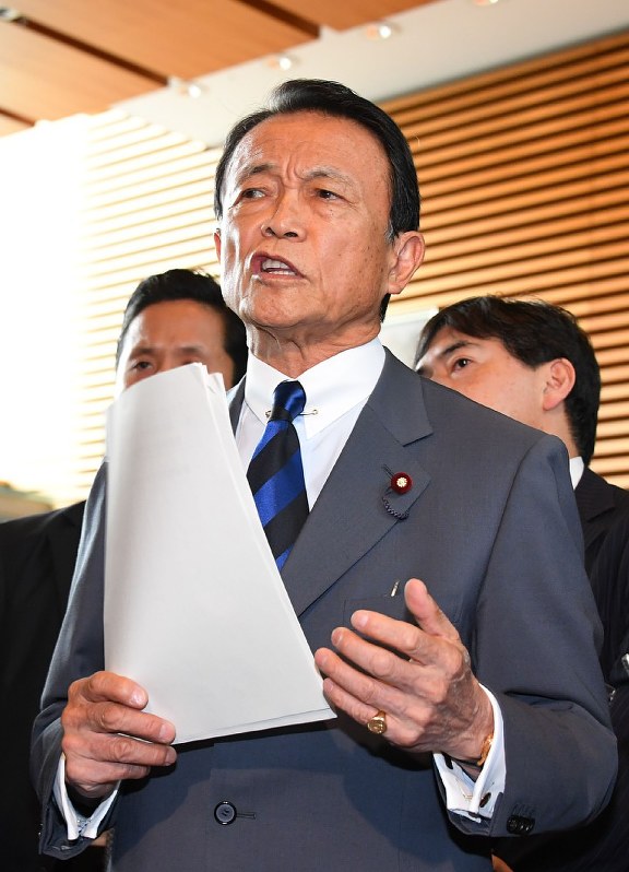 閣議後、財務省の福田淳一事務次官の辞任について記者団の質問に答える麻生太郎財務相=首相官邸で2018年4月24日午前9時51分、川田雅浩撮影