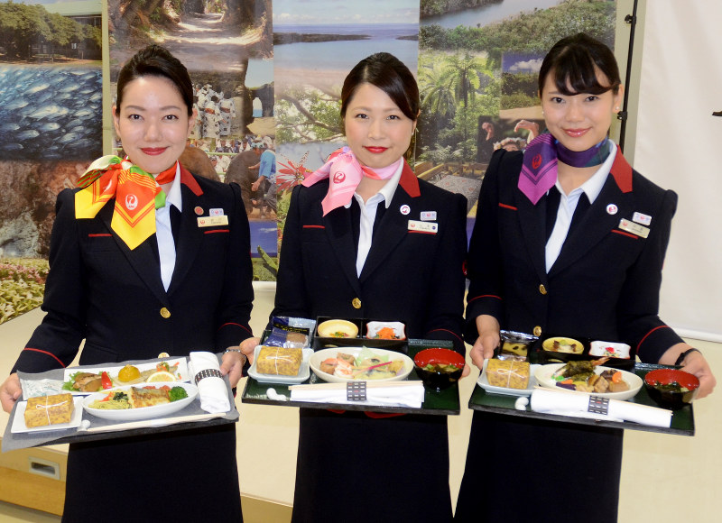 奄美の食材を使った機内食。3種類のメニューが提供される=鹿児島県奄美市名瀬の「AiAiひろば」で、神田和明撮影