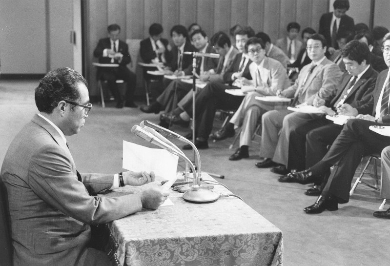 1988年9月20日に昭和天皇の容体について記者会見する小渕官房長官(当時)。この日、新元号3案が官邸中枢で極秘に共有されていた=首相官邸で