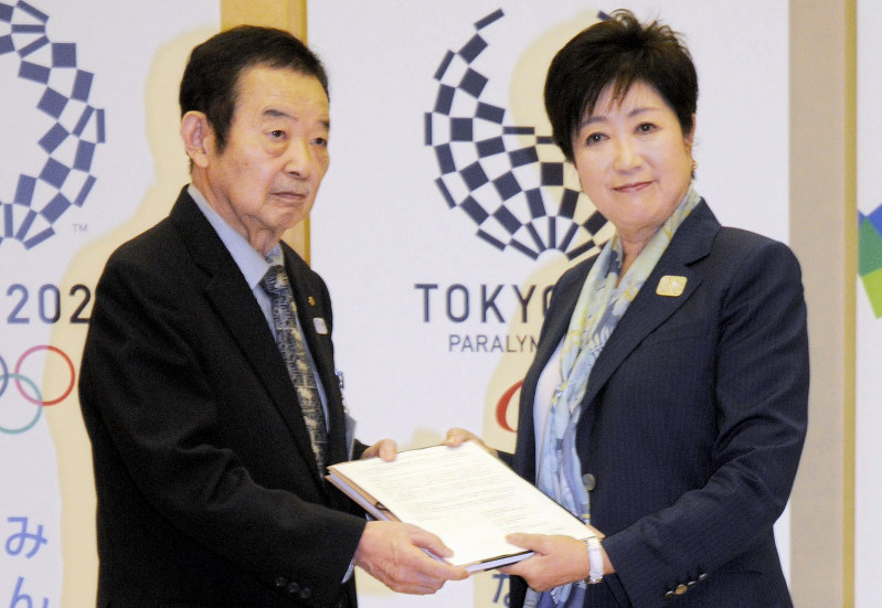 小池百合子・東京都知事(右)に受動喫煙防止条例案に反対する署名を提出する原田啓助・東京都生活衛生同業組合連合会副会長=東京都新宿区の東京都庁で2018年4月24日午前11時44分、芳賀竜也撮影