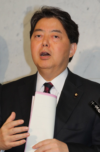 報道陣の質問に答える林芳正文科相＝国会内で２０１８年４月２５日午前８時５５分、長谷川直亮撮影