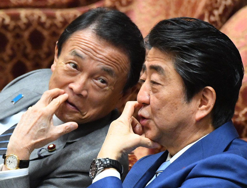 衆院予算委員会で欠席している立憲、希望などの野党議員の出席を待ちながら話す安倍晋三首相(右)と麻生太郎財務相=国会内で2018年4月26日午前10時14分、川田雅浩撮影