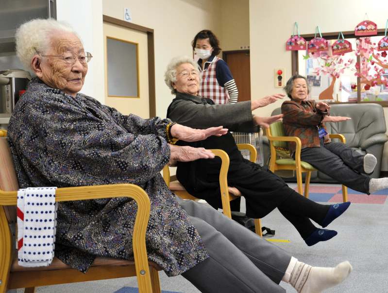 「ピンシャンころりがいいね」と元気に100歳体操に励む大下キヨさん(左)と仮設仲間の女性たち=岩手県大槌町吉里吉里の吉里吉里仮設団地で2018年4月24日午前11時12分、中尾卓英撮影
