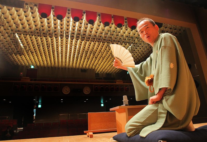 笑福亭仁智さん=大阪市北区の天満天神繁昌亭で2012年1月、後藤由耶撮影