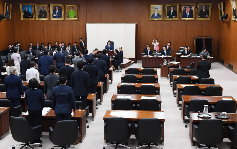 野党の空席が目立つ中、生活保護法などの改正案を与党と日本維新の会で可決した衆院厚生労働委員会=国会内で2018年4月25日、川田雅浩撮影