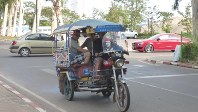 ゲバラの肖像を掲げた三輪タクシー。首都ビエンチャンでは車の普及が急速に進む(写真は筆者撮影)