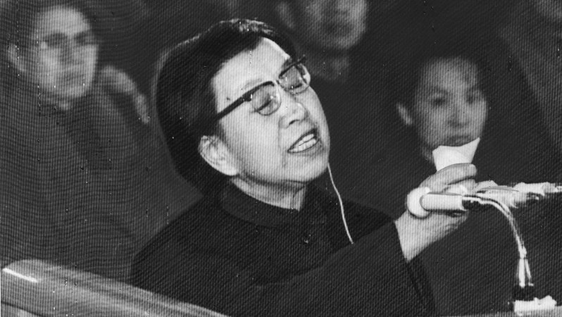 死刑を求刑された裁判の最終弁論で判事や検事を罵る毛沢東夫人・江青氏=1980年12月29日(UPI)
