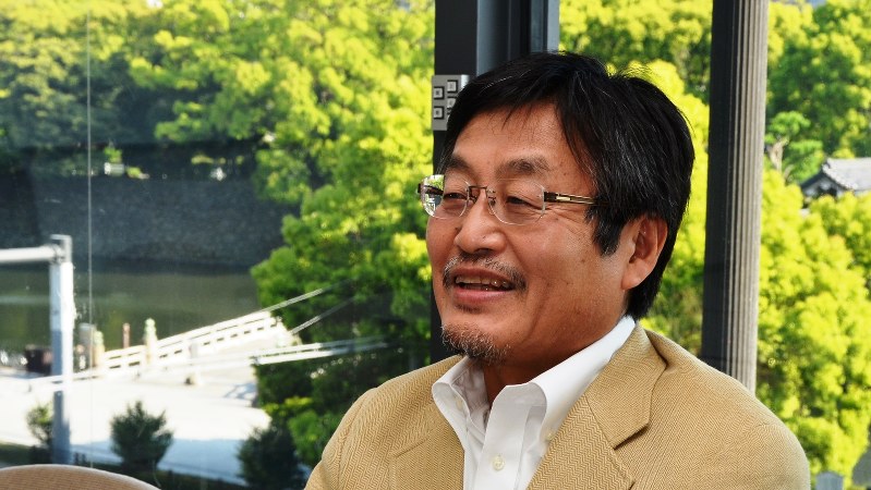 「銀行員はどう生きるか」を出版した金融ジャーナリストの浪川攻さん=2018年4月19日撮影