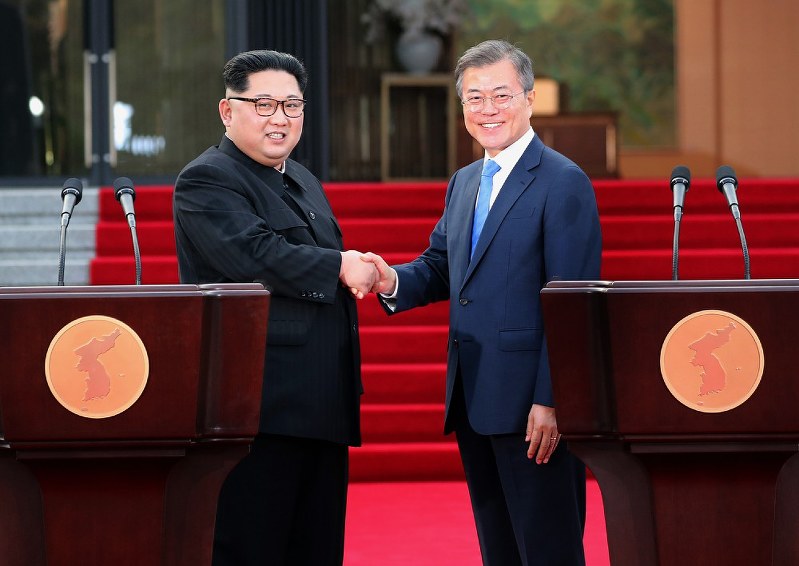 共同発表で握手する北朝鮮の金正恩朝鮮労働党委員長(左)と韓国の文在寅大統領=板門店で2018年4月27日、韓国共同写真記者団