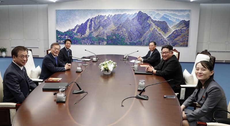 笑顔で首脳会談に臨む北朝鮮の金正恩朝鮮労働党委員長(右側中央)、韓国の文在寅大統領(左側中央)ら=韓国・板門店で2018年4月27日、韓国共同写真記者団