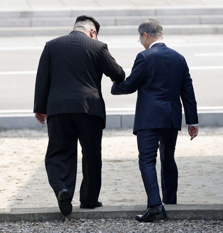 南北首脳会談：両首脳が握手 金正恩氏初めて韓国側に [写真特集9/57