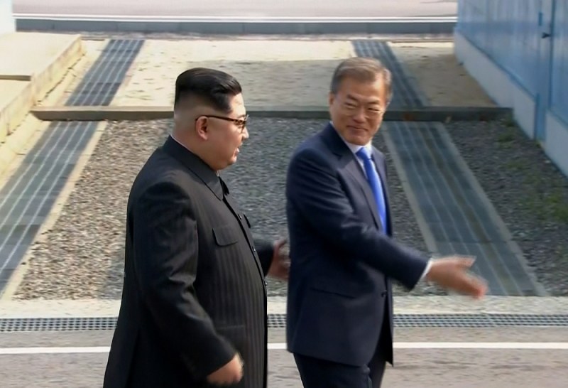 南北首脳会談：両首脳が握手 金正恩氏初めて韓国側に [写真特集9/57