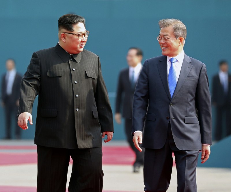 南北首脳会談：両首脳が握手 金正恩氏初めて韓国側に [写真特集22/57