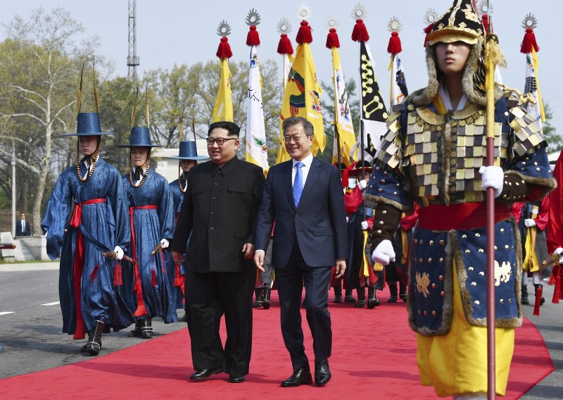 南北首脳会談：両首脳が握手 金正恩氏初めて韓国側に [写真特集14/57