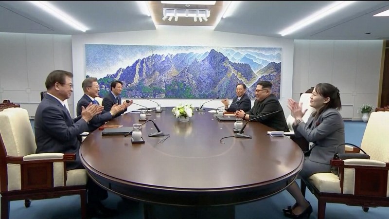 南北首脳会談：両首脳が握手 金正恩氏初めて韓国側に [写真特集22/57