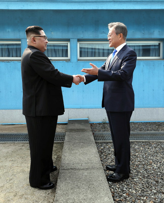 南北首脳会談：両首脳が握手 金正恩氏初めて韓国側に [写真特集31/57