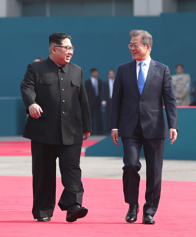 南北首脳会談：両首脳が握手 金正恩氏初めて韓国側に [写真特集32/57