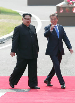 南北首脳会談：両首脳が握手 金正恩氏初めて韓国側に [写真特集33/57