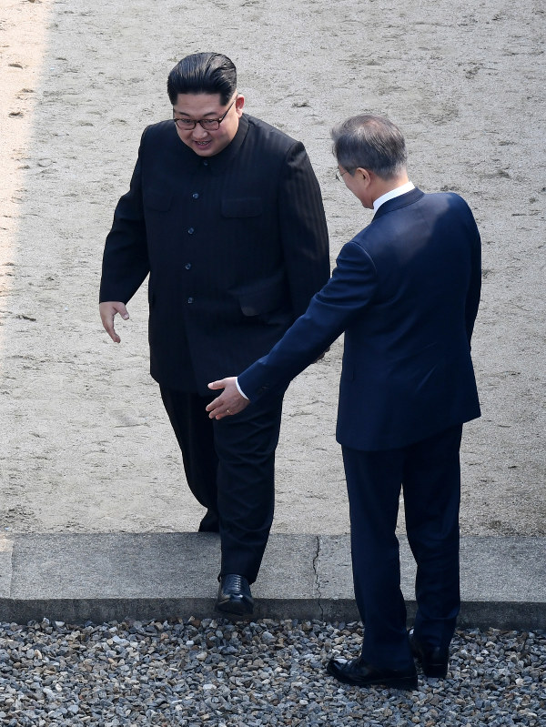 南北首脳会談：両首脳が握手 金正恩氏初めて韓国側に [写真特集34/57