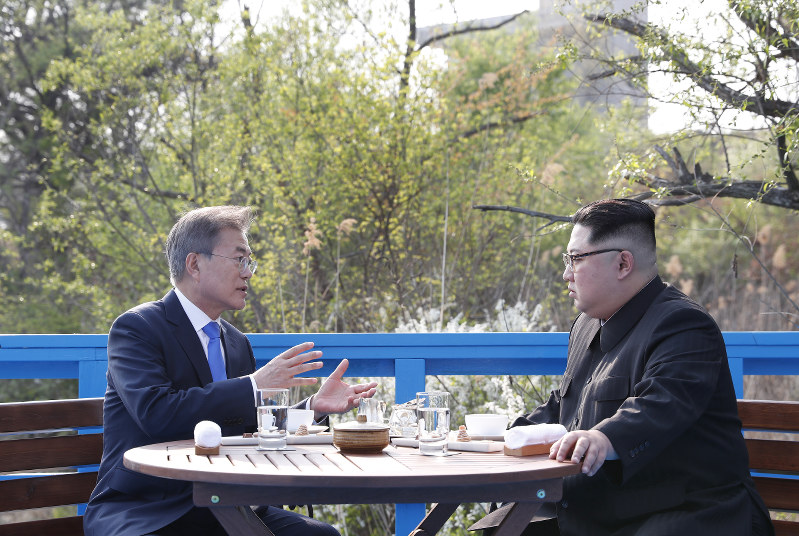 南北首脳会談：両首脳が握手 金正恩氏初めて韓国側に [写真特集39/57