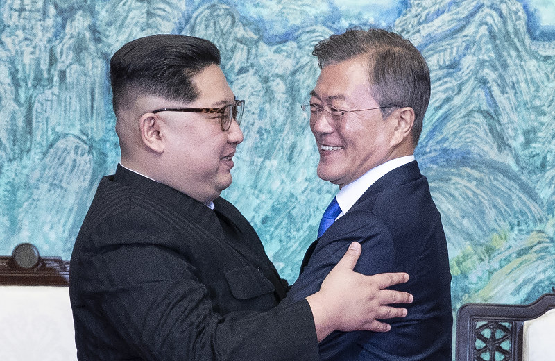 南北首脳会談：両首脳が握手 金正恩氏初めて韓国側に [写真特集42/57