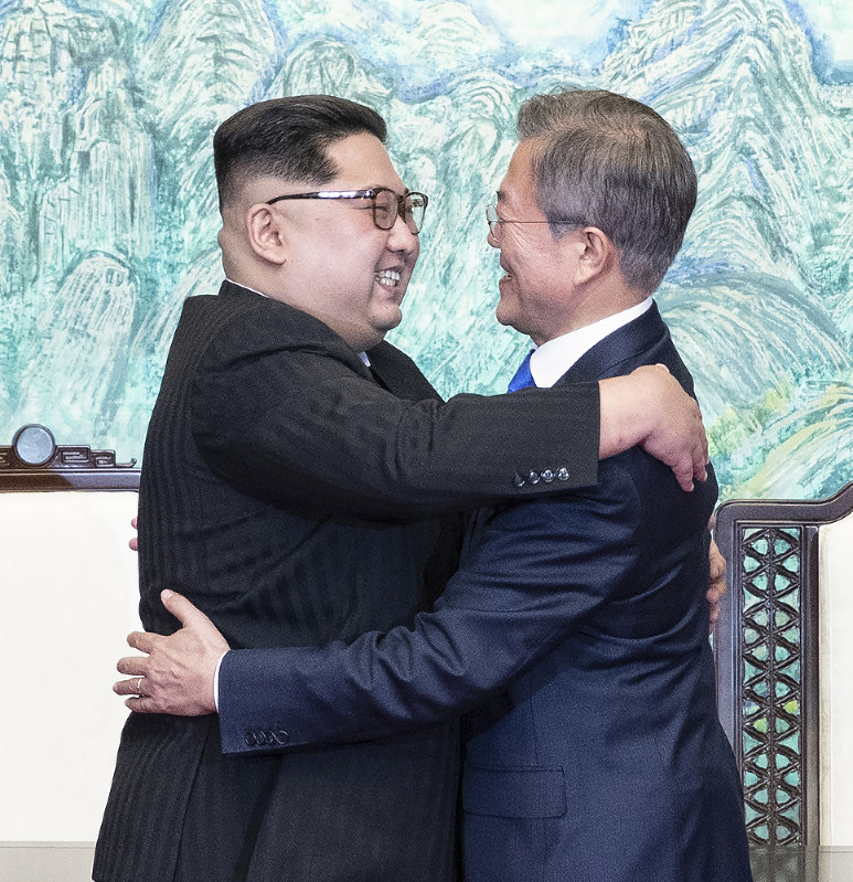 南北首脳会談：両首脳が握手 金正恩氏初めて韓国側に [写真特集42/57