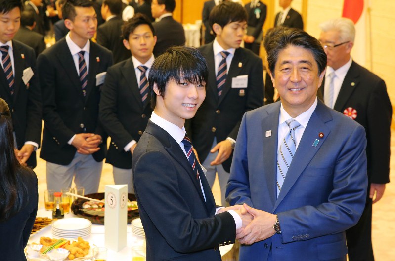 平昌五輪・パラリンピック出場選手らが招かれた感謝状授与式後の懇談会で安倍晋三首相(右)と握手する羽生結弦選手=首相官邸で2018年4月26日、宮武祐希撮影