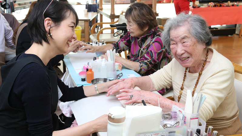 ネイルをしてもらう認知症の高齢者たち=東京都世田谷区で2018年2月14日