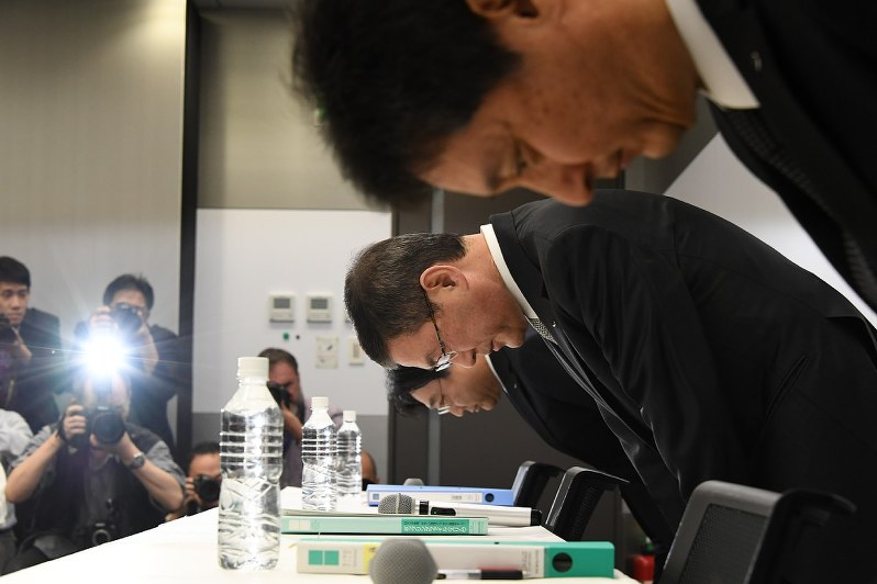 調査報告の会見冒頭に頭を下げる吉永泰之・SUBARU社長(中央)=東京都渋谷区で2018年4月27日、根岸基弘撮影