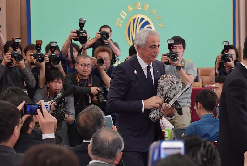 サッカー ハリル前監督会見 誰とも何の問題もなかった 溝 知らぬ間に 毎日新聞