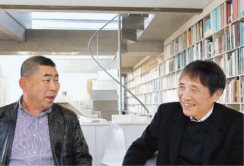 建築への信念について熱く語る安藤忠雄さん(右)と桂南光さん=大阪市北区で