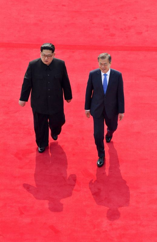 南北首脳会談：両首脳が握手 金正恩氏初めて韓国側に [写真特集42/57