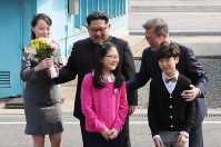 南北首脳会談：両首脳が握手 金正恩氏初めて韓国側に [写真特集22/57