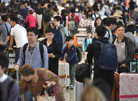 ｇｗ初日 新千歳空港は観光客らで混雑 毎日新聞