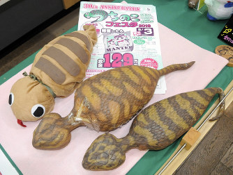 未確認生物「つちのこ」の模型=岐阜県東白川村の「つちのこ館」で