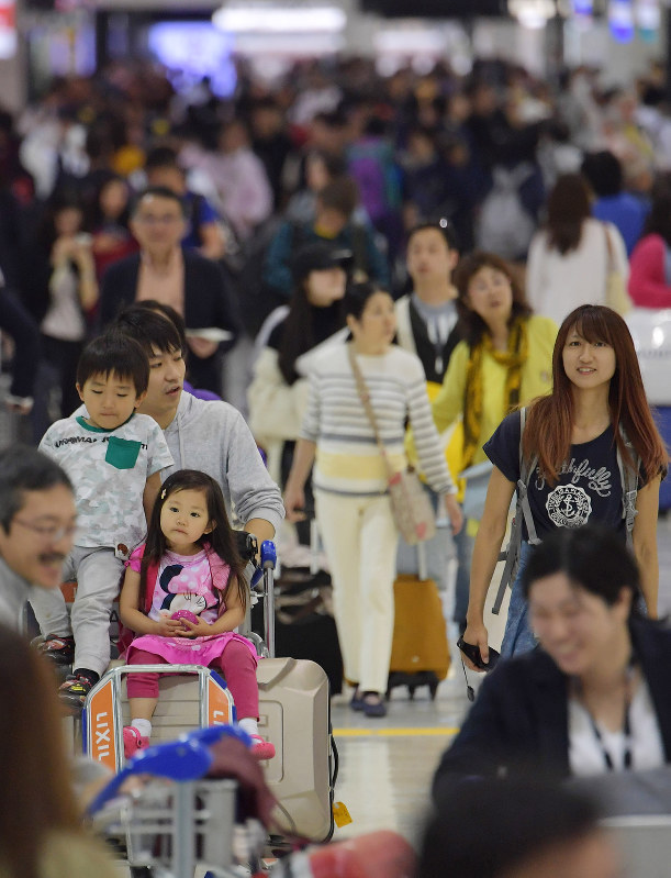 大型連休を海外で過ごす人たちで混雑する成田空港の出発ロビー=2018年4月28日午前9時36分、西本勝撮影