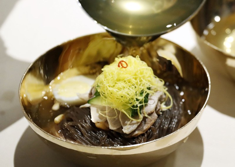 夕食会で振る舞われた平壌の老舗冷麺店「玉流館」の冷麺=27日、韓国共同写真記者団