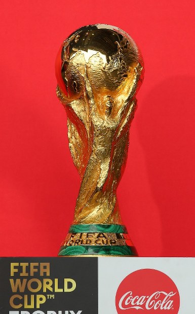 サッカーW杯：優勝トロフィー到着 東京などで公開 | 毎日新聞