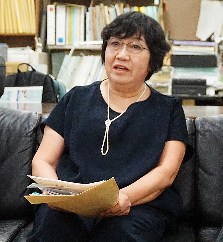 在りし日の有園博子さんについて語る姉の阿部順子さん=兵庫県庁で、反橋希美撮影