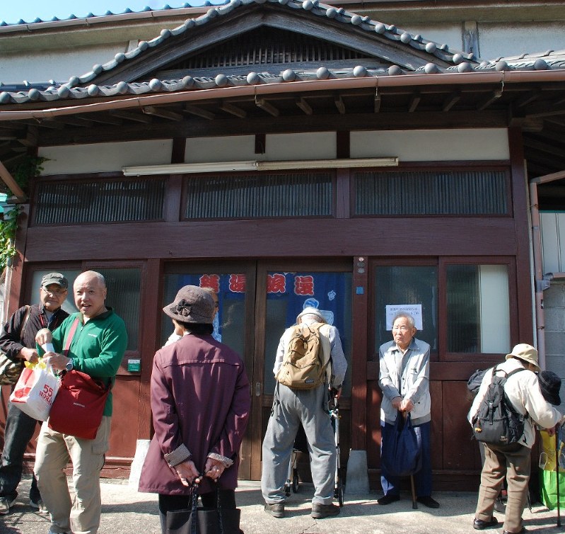 開店20分前から常連客たちが続々と入り口に集まってきた