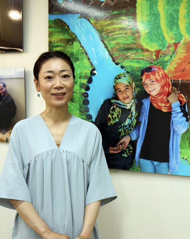 「キャンプの女の子たちもおしゃれが好きです」。現地を訪ねたフォトジャーナリスト、安田菜津紀さんの写真展会場で話す松永晴子さん=東京都渋谷区の聖心女子大学で21日