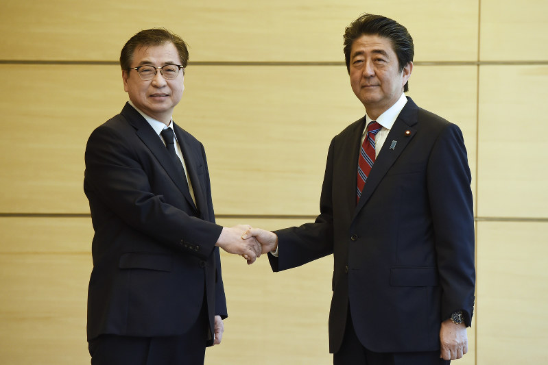 南北首脳会談：安倍首相、韓国大統領と電話協議 [写真特集3/8] | 毎日新聞