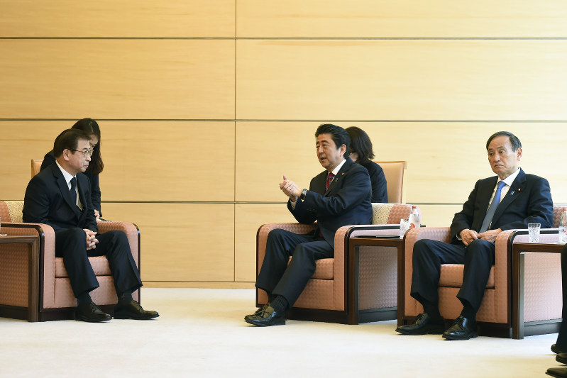 南北首脳会談：安倍首相、韓国大統領と電話協議 [写真特集5/8] | 毎日新聞