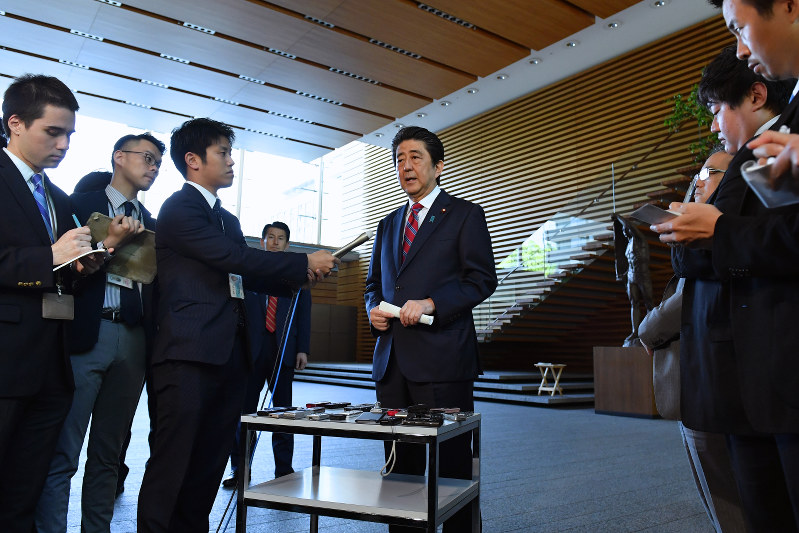 南北首脳会談：安倍首相、韓国大統領と電話協議 [写真特集3/8] | 毎日新聞