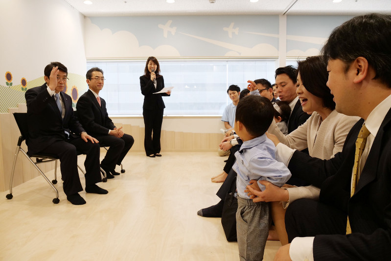 「‘OHANA ほいくえん はねだ」の開園式では、ANAホールディングスの片野坂真哉・社長(左)が子どもたちに気さくにあいさつする場面も=東京都大田区で2018年4月1日、米田堅持撮影