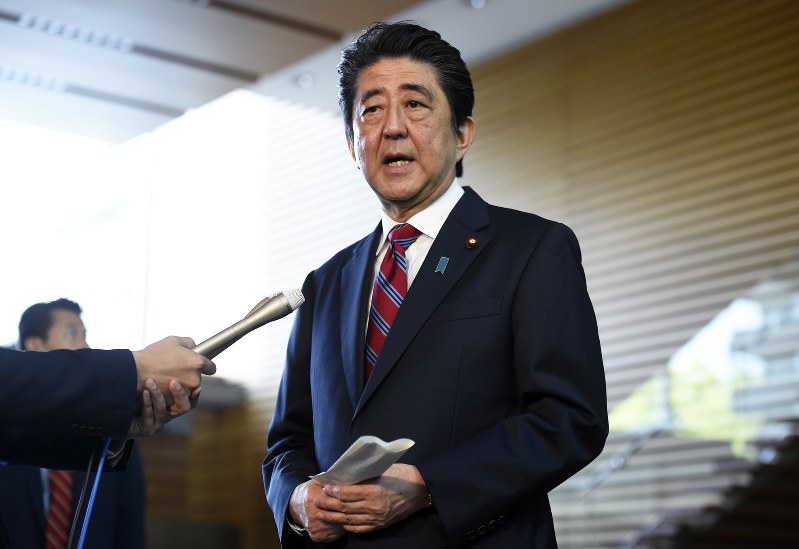 韓国の文在寅大統領との電話協議を終え、記者の質問に答える安倍晋三首相=首相官邸で2018年4月29日、渡部直樹撮影