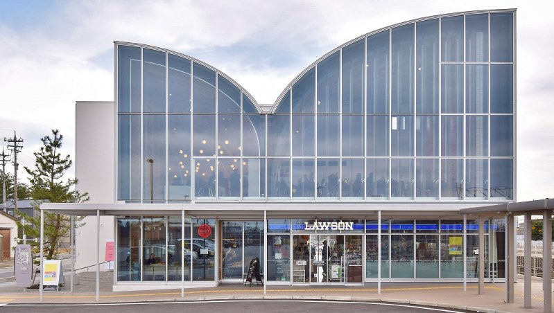 黒部駅前ロータリーに面する「K-HALL」=YKK提供