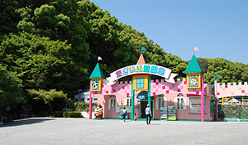 だざいふ遊園地の入り口。園は森に囲まれている