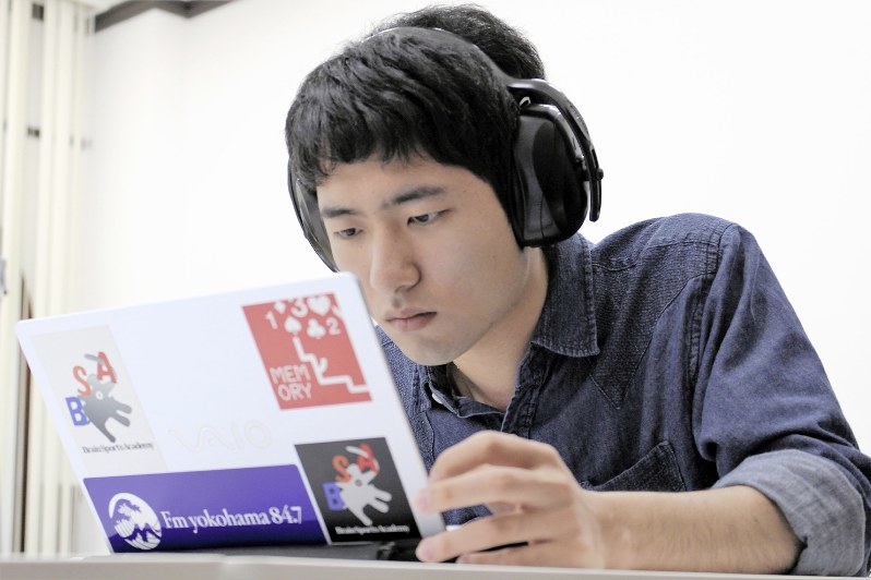 パソコンと向き合って、単語記憶に集中する平田さん=一橋大学国立キャンパスで